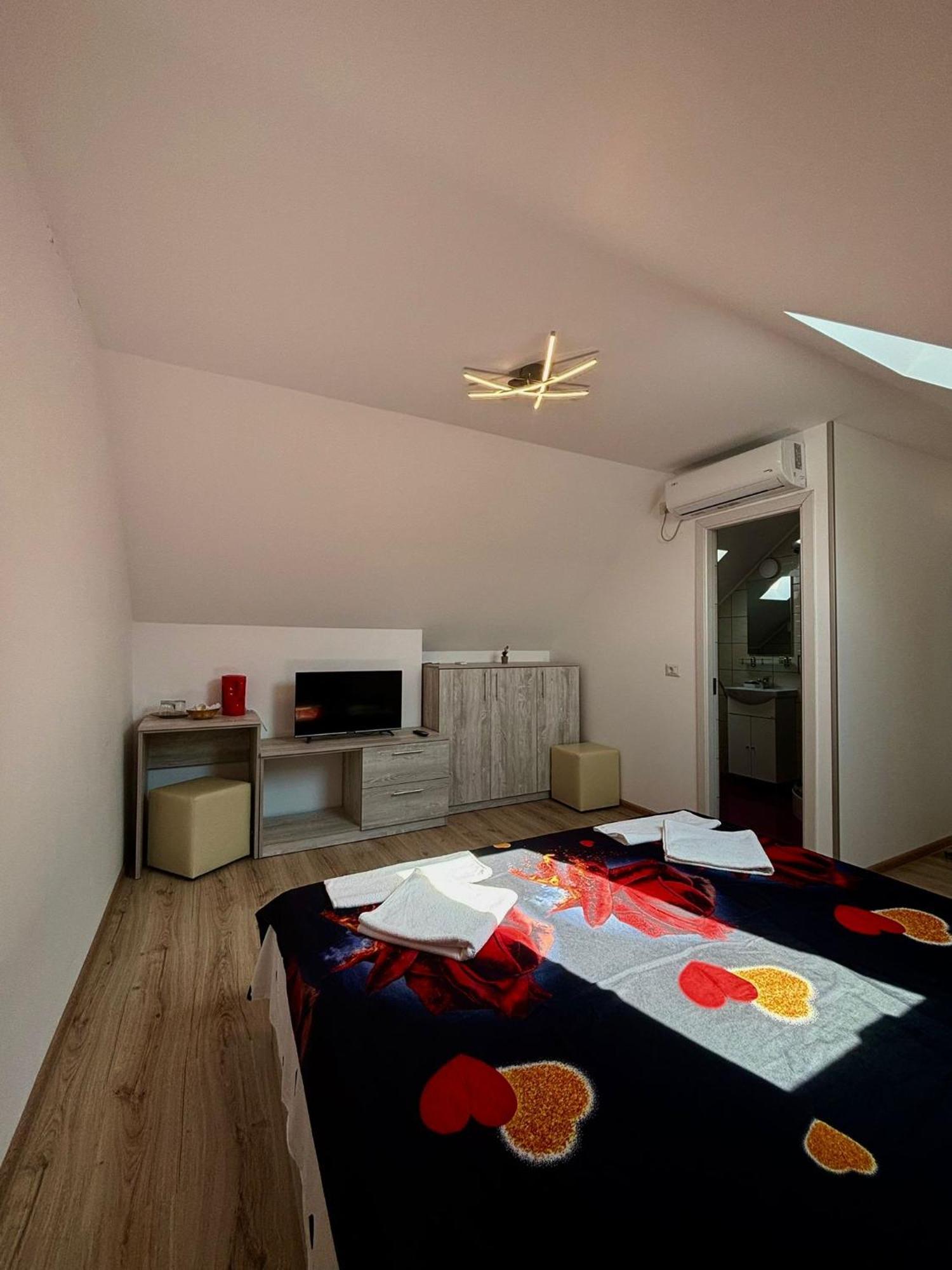 Calypso Rooms Фегераш Екстер'єр фото